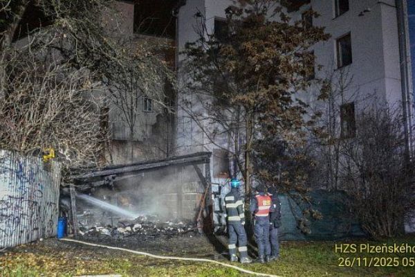 Noční požár na Palackého náměstí zaměstnal hasiče