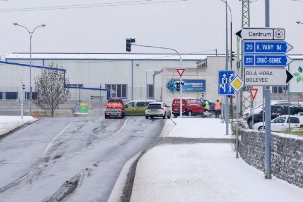 Nové semafory na Jateční x Chrástecká v provozu