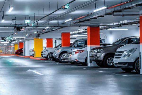 Od 1. dubna Plzeň spouští rezervace do parkovacího domu Atom na Lochotíně