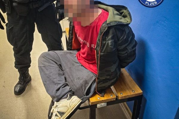 Opilec s 2,55 promile řádil v McDonaldu. Policie ho vyvedla