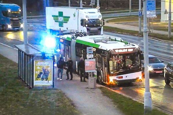 Opilý agresor v trolejbusu napadal lidi. Zkrotil ho cestující