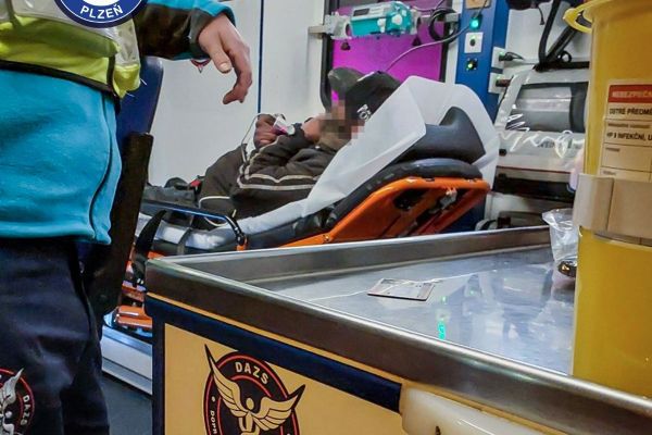 Opilý muž uvězněný v mobilní toaletě volal o pomoc