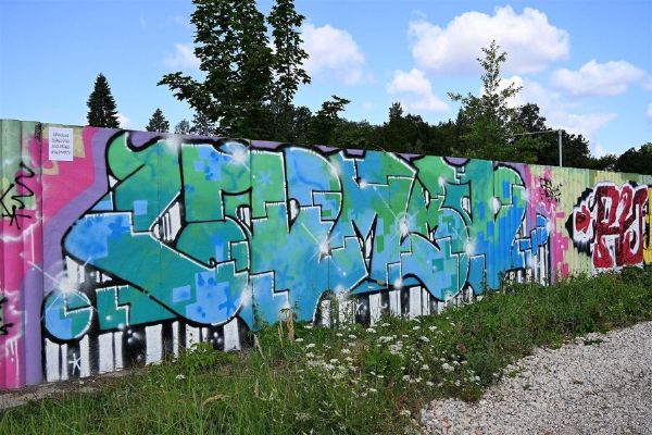 Písek otevřel 200 metrů dlouhou legální graffiti zeď. Má dát prostor tvorbě i omezit nelegální nápisy