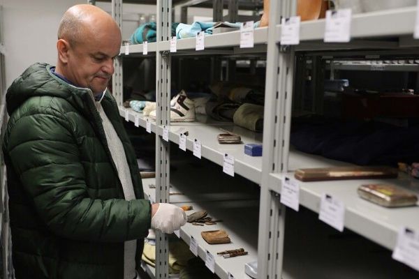 Plzeňští archeologové ve Srebrenici pořizují 3D dokumentaci předmětů obětí genocidy