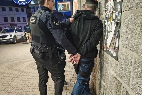 Podnapilý agresor na plzeňském nádraží skončil na záchytce