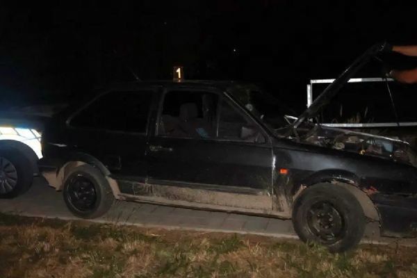 Policista ho chtěl upozornit na světla. Řidič místo poděkování ujížděl až do Dobřan