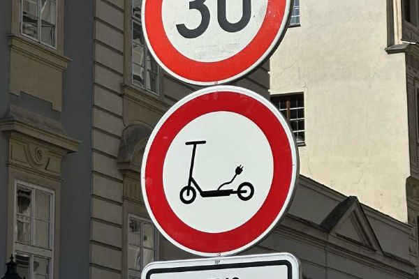 Praha 1 zakazuje elektrokoloběžky v Nerudově ulici kvůli bezpečnosti