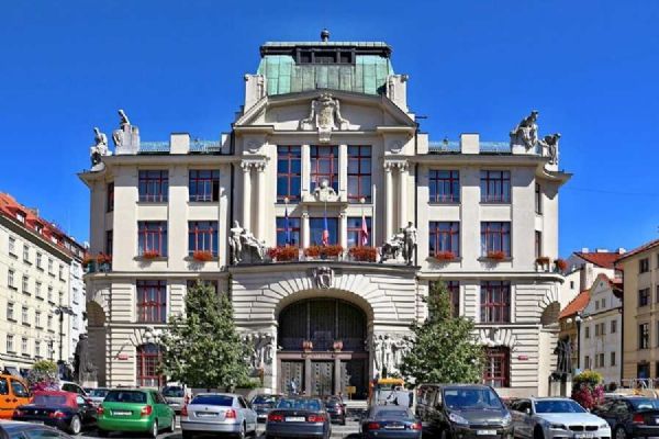 Praha zakončila 2022 s přebytkem 21,5 miliardy: klíčové nákupy, nevyužité fondy