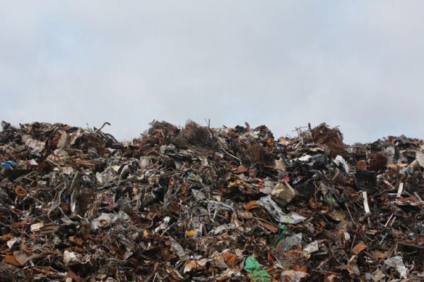 Přibývá požárů skládek, ministerstvo chystá kontroly