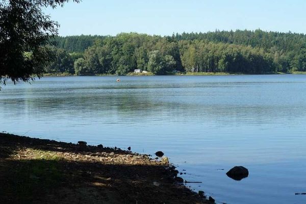 Sinice zavřely Pilskou nádrž: pláž stále žije minigolfem a volejbalem