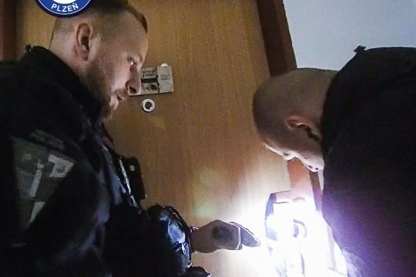 Sousedi zachránili seniorku, zaslechli volání o pomoc