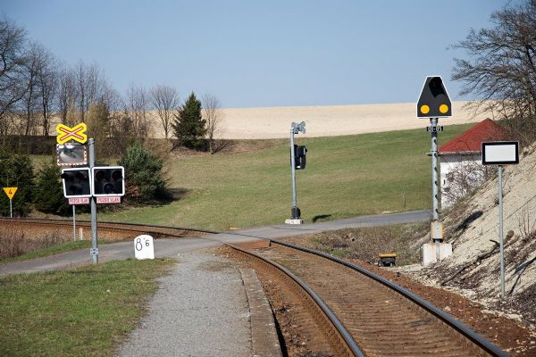 Špatný výhled a riziková místa. Další přejezdy v kraji dostanou závory