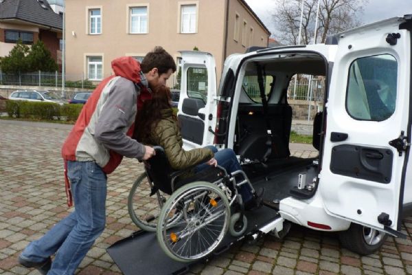 Stát vyplatil v Plzeňském kraji na péči 2,8 miliardy. Výdaje i počet příjemců rostou