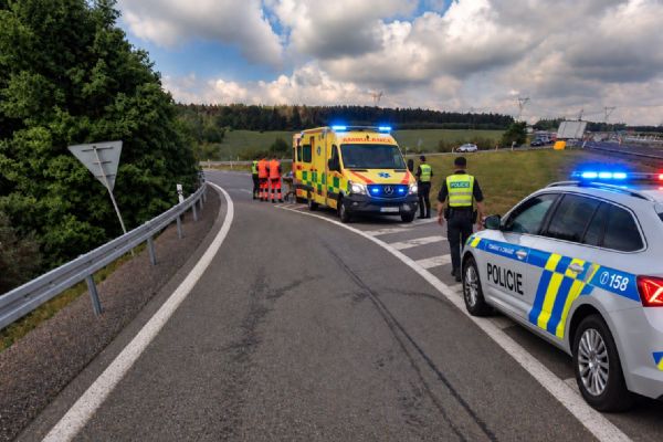 Tragédie na přivaděči k D5. Sedmdesátiletý motorkář po smyku narazil do svodidel a zemřel