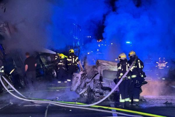 Tragédie na tahu I/26. U Holýšova po čelním střetu shořela auta, jeden člověk zemřel