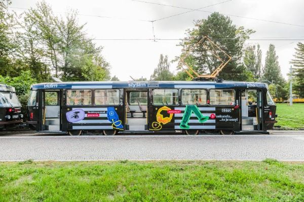 Tři sekundy mohou rozhodnout. Nová tramvaj v Praze varuje před mobilem a sluchátky