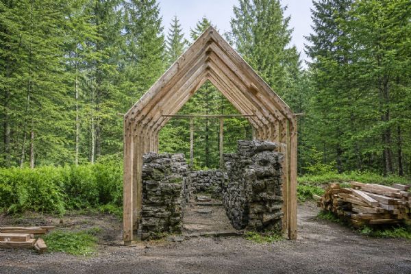 U Hauswaldské kaple u Srní postaví stříšku a umístí 160cm skleněnou Madonu