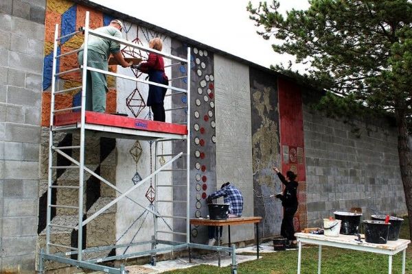 Umělecká zeď Sutnarky září novými ornamenty