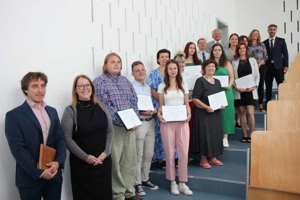Univerzita J. E. Purkyně slaví první absolventy kurzů školní psychologie