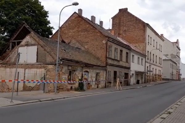 V Plzni se propadla střecha vybydleného domu, zranění nejsou