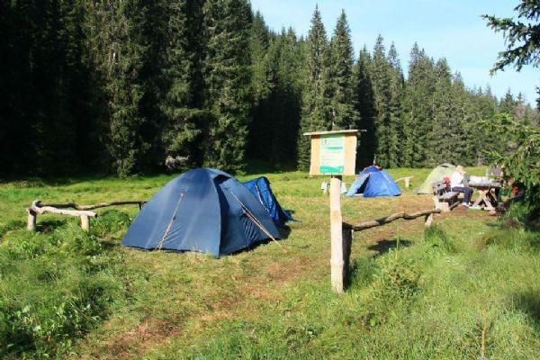 Víte, že na Šumavě můžete přespat legálně i mimo kemp? Tohle jsou místa, kde je to povolené