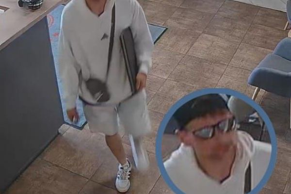 Vloupal se do bytu a pak platil ukradenou kartou, policie žádá o pomoc při pátrání