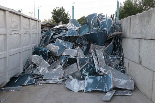 Z kovošrotu si udělali ranní samoobsluhu. Kov odváželi na kolečku
