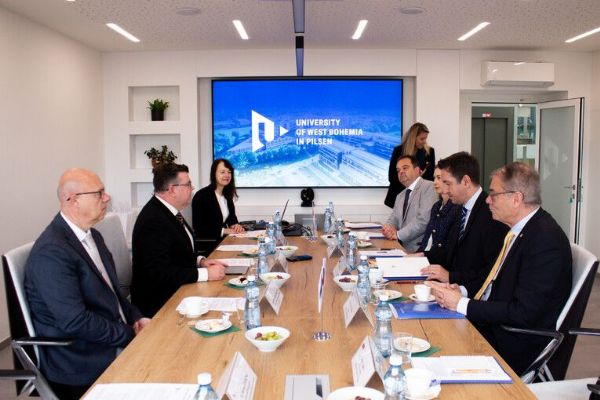 Západočeská univerzita hostila velvyslance na diskusi o jaderné energetice