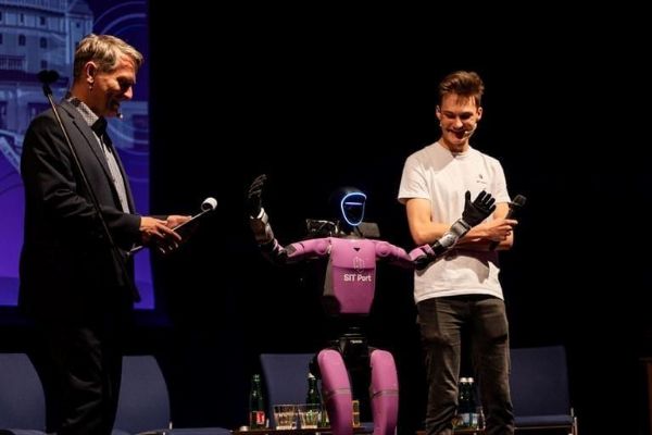 Zázraky? Věda! odstartovala v Domažlicích. Přivezla robota, vesmír i vyprodaný sál