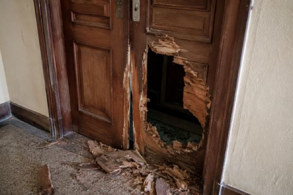 Zfetovaný mladík prokopl dveře cizího bytu v Plzni. Osprchoval se a usnul