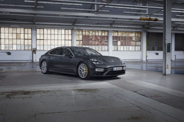 Porsche uvádí nová provedení modelu Panamera o výkonu až 700 PS