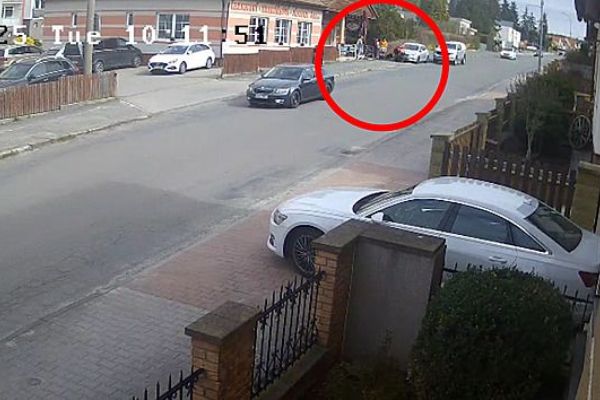 Auto srazilo těhotnou ženu a dceru, policie vyšetřuje nehodu