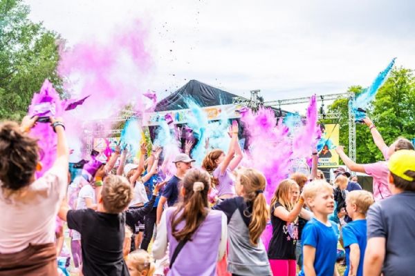 Bezva Fest zaplní park u Plazy. Do Plzně přiveze hudbu, atrakce, influencery i rodinné zóny