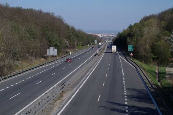 Celníci zpřísňují kontroly na D1: Pokuty za jízdu bez známky rostou