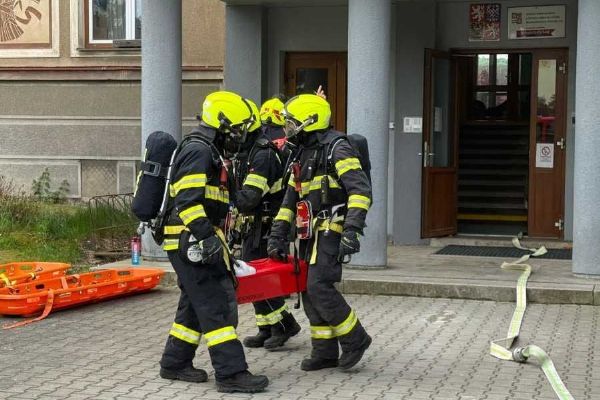 Cvičný požár elektrokoloběžky prověřil složky IZS v Mladé Boleslavi