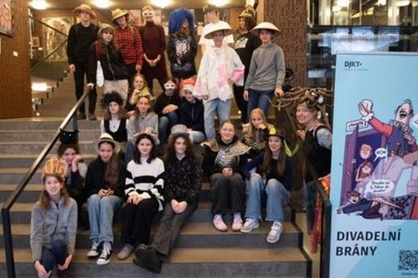 Děti z Plzeňska objevují kouzlo divadelního zákulisí