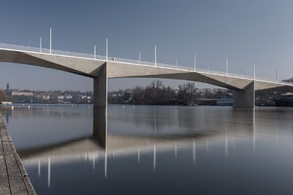 Dvorecký most spojil Smíchov s Podolím. Nové tramvajové a autobusové linky změnily dopravu v Praze