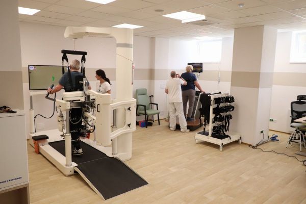 FN Plzeň otevřela centrum robotické rehabilitace. Pacientům pomáhá znovu chodit