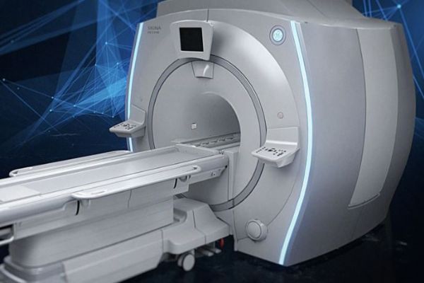 FN Plzeň posiluje boj s rakovinou. AI mamograf, nový robot i PET/MR za stovky milionů