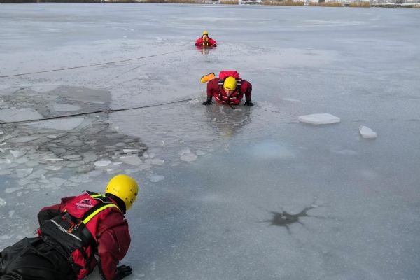 Hasiči varují, pozor na zrádný led!