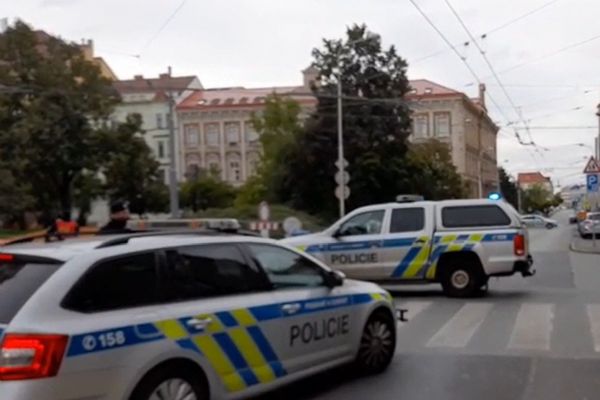 Husovo náměstí v Plzni uzavřeno kvůli podezření nálezu bomby