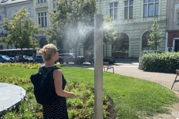 Kde se v Plzni ochladit? Město zapnulo mlžítka, pítka i pumpičky