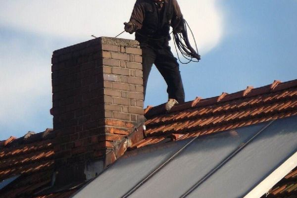 Kominíci přetíženi: Nová legislativa komplikuje topnou sezónu