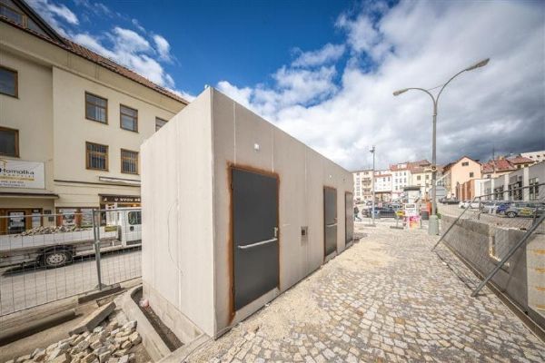 Kontejnerové toalety v Židovské ulici mají být hotové do konce května 2026