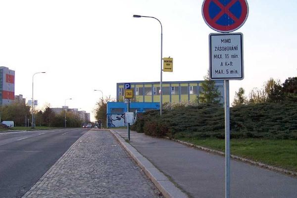 Královéhradecký kraj zavádí systém Kiss and Ride: nové parkování u škol zklidní ranní dopravu