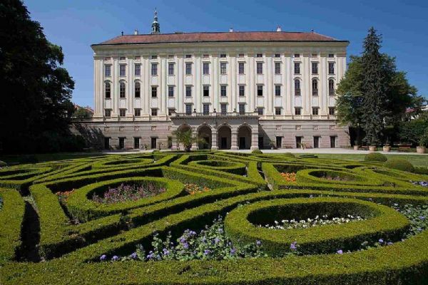 Kroměříž odhalí pomník biskupa Karla II. z Lichtensteinu-Castelcorna před Arcibiskupským zámkem