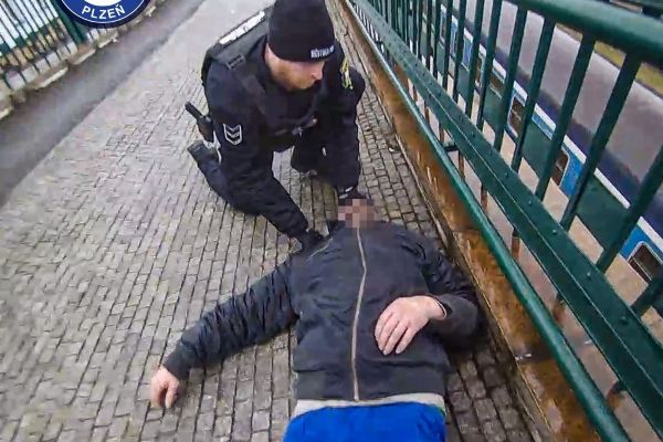 Na lávce našli muže v křečích. Záchranná služba ho převezla do nemocnice