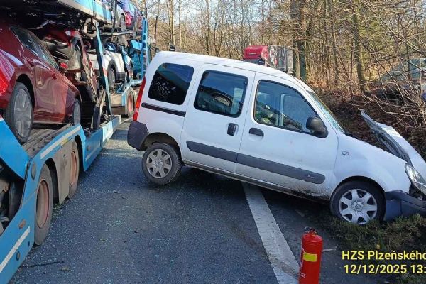 Nehoda kamionu s osobních autem U Kasejovic - řidič zraněn