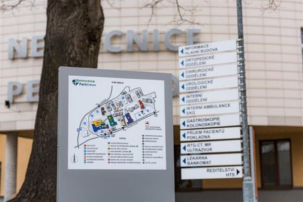 Nový orientační systém v pelhřimovské nemocnici usnadní cestu pacientům