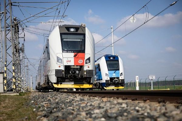 O třicetiletý provoz příměstských vlaků u Prahy soutěží České dráhy a RegioJet. Nabídky se liší o 18,5 miliardy
